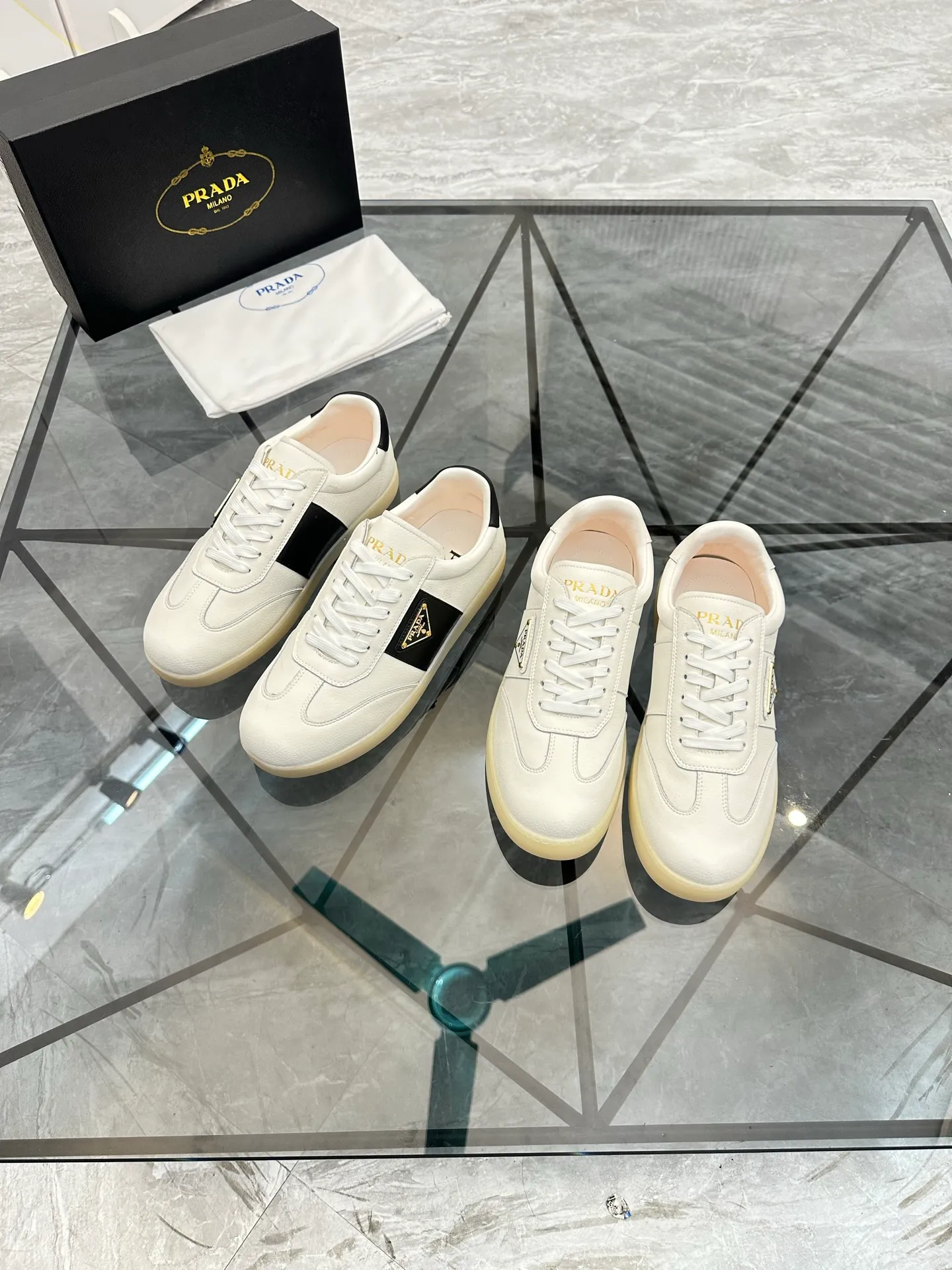 Men's shoes: 💰P400¥ Product trademark: Prada *"Prada*" low-top casual shoes Regular size: 38-44 (can be customized to 45) Product materials: imported cowhide upper, sheepskin lining, original outsole. Number: 020